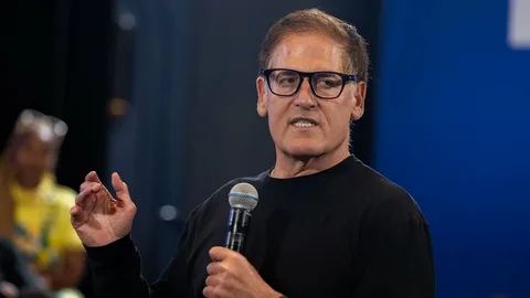 Mark Cuban Laid Out Why He Thinks  Companies Should Give All Employees  Stock — And Why More Businesses Are  Paying Attention
