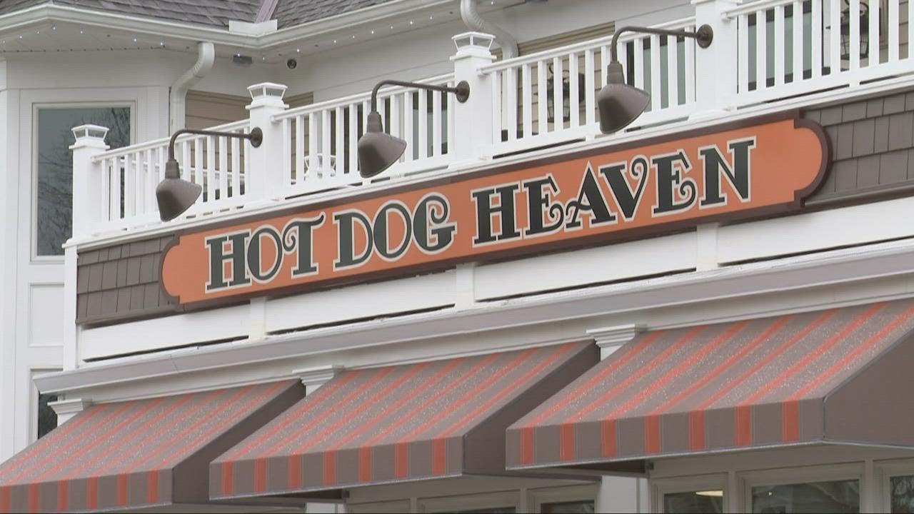 Trump Golf Trips: Inside the Hot-Dog-Filled Getaways